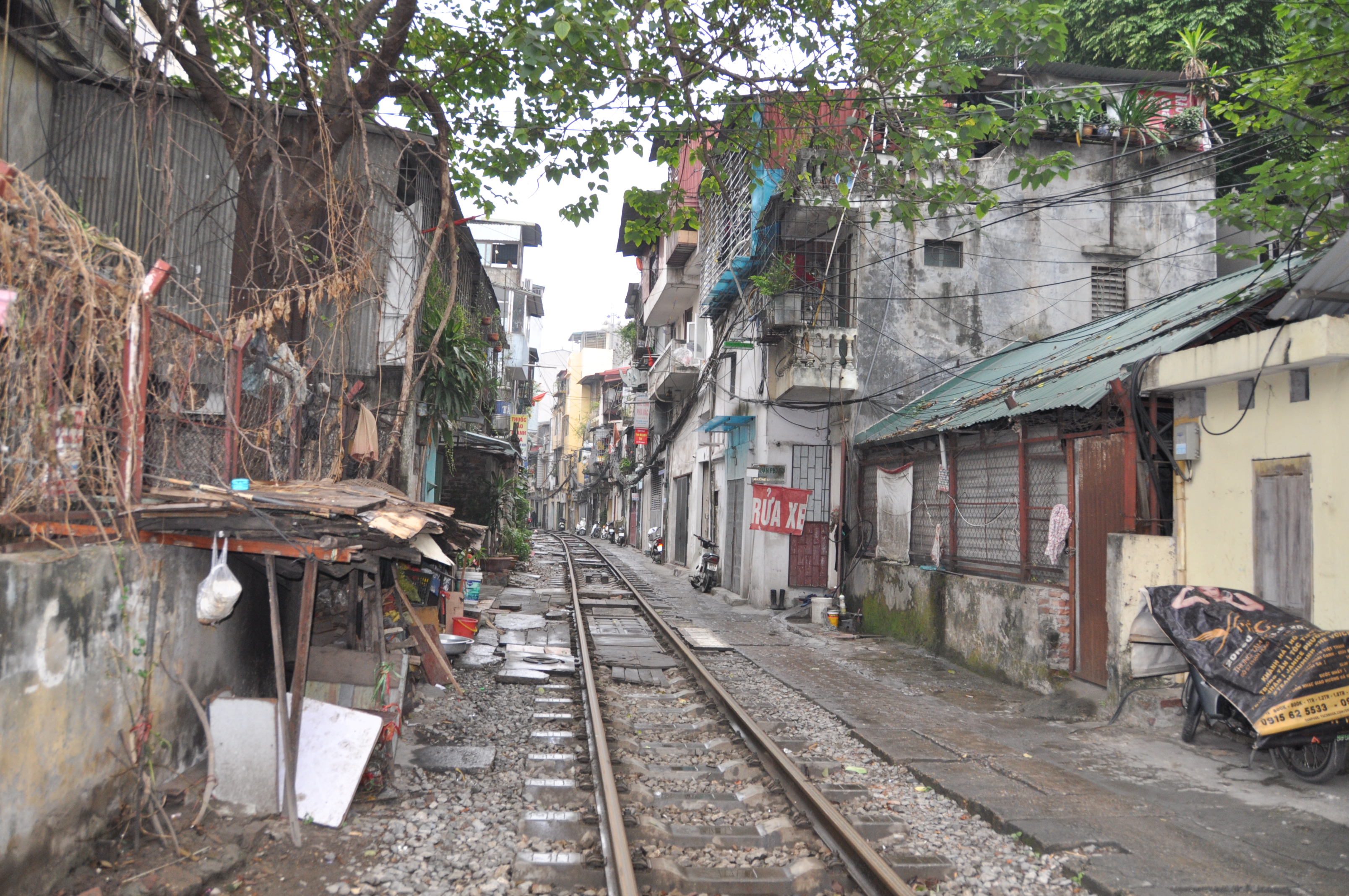 twotraveltheworld-trainHanoi