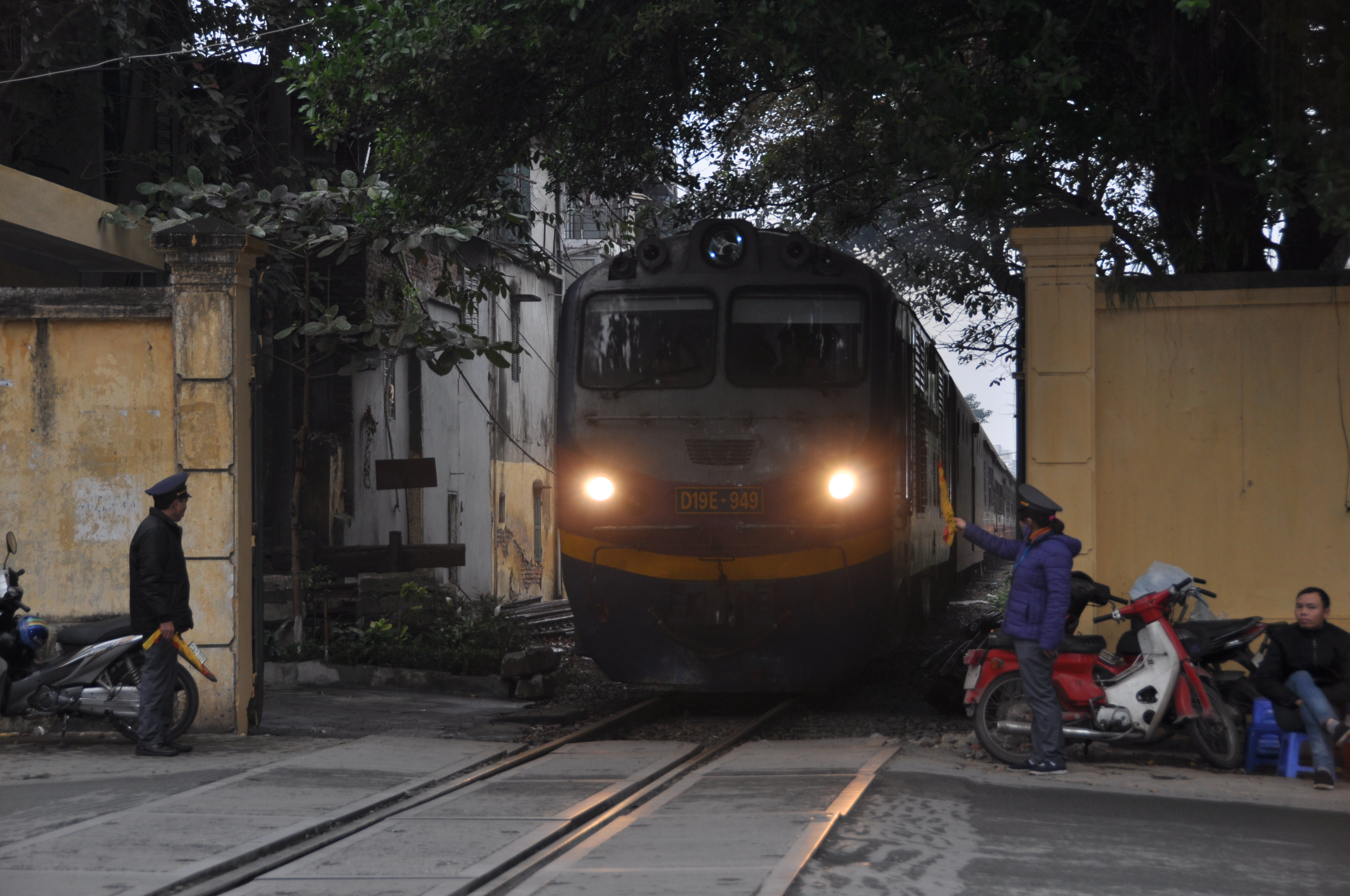 twotraveltheworld-trainHanoi