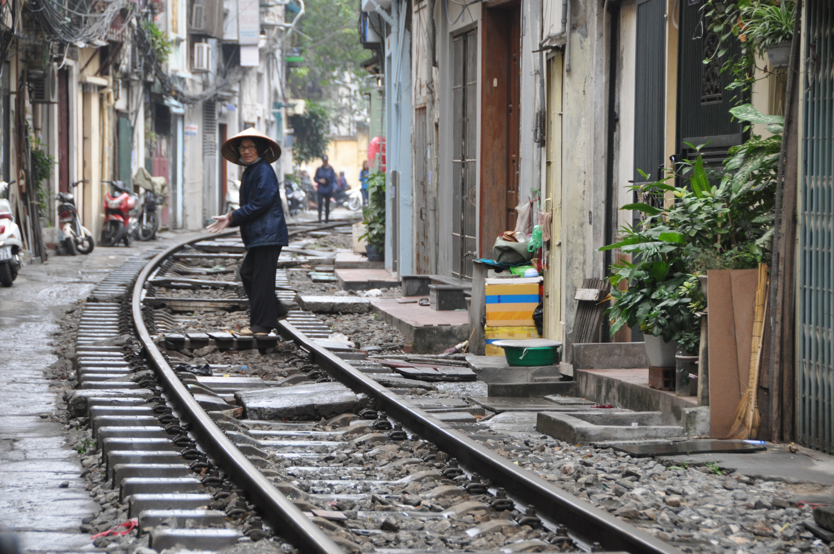 twotraveltheworld-trainHanoi