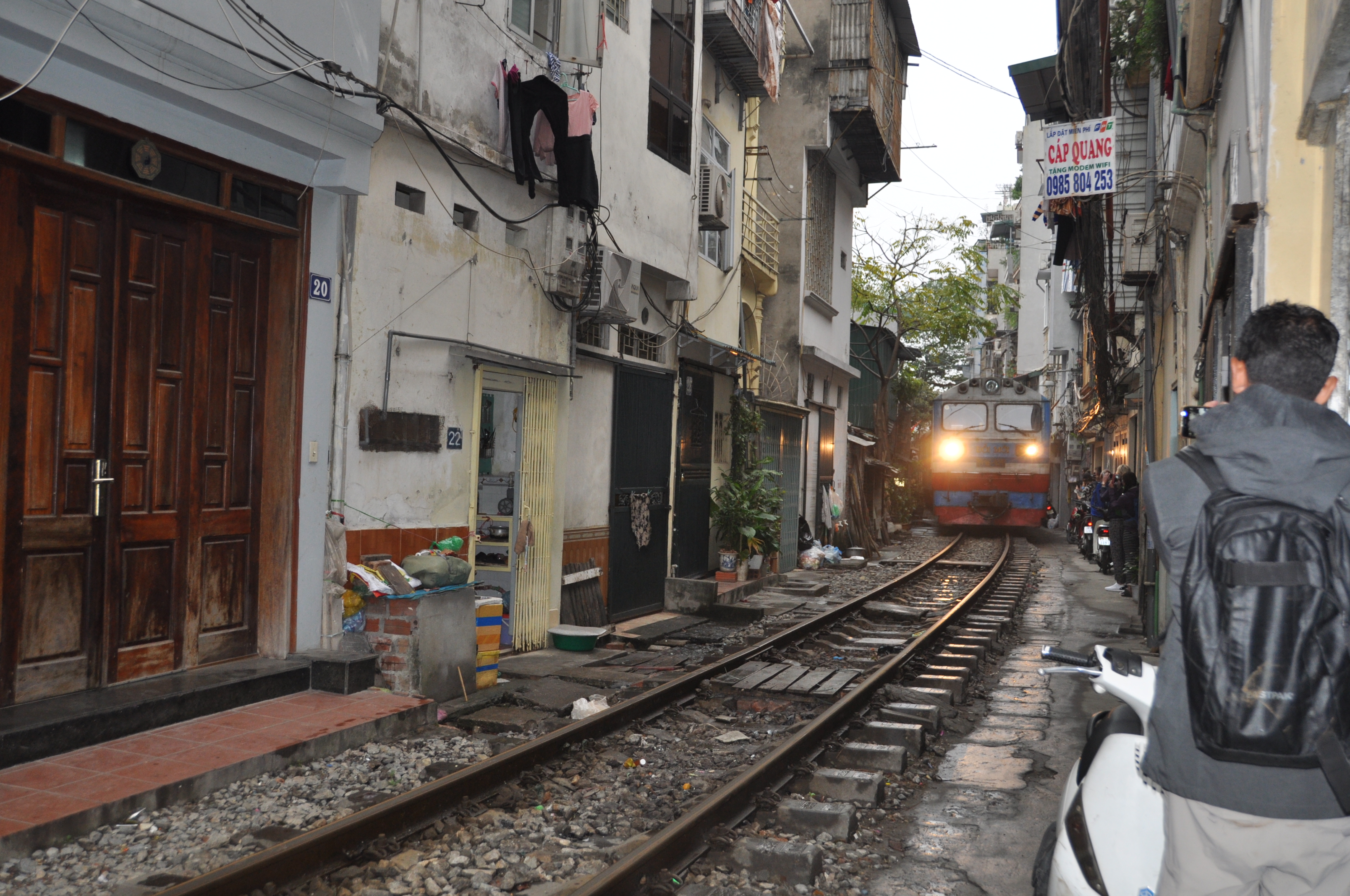 twotraveltheworld-trainHanoi