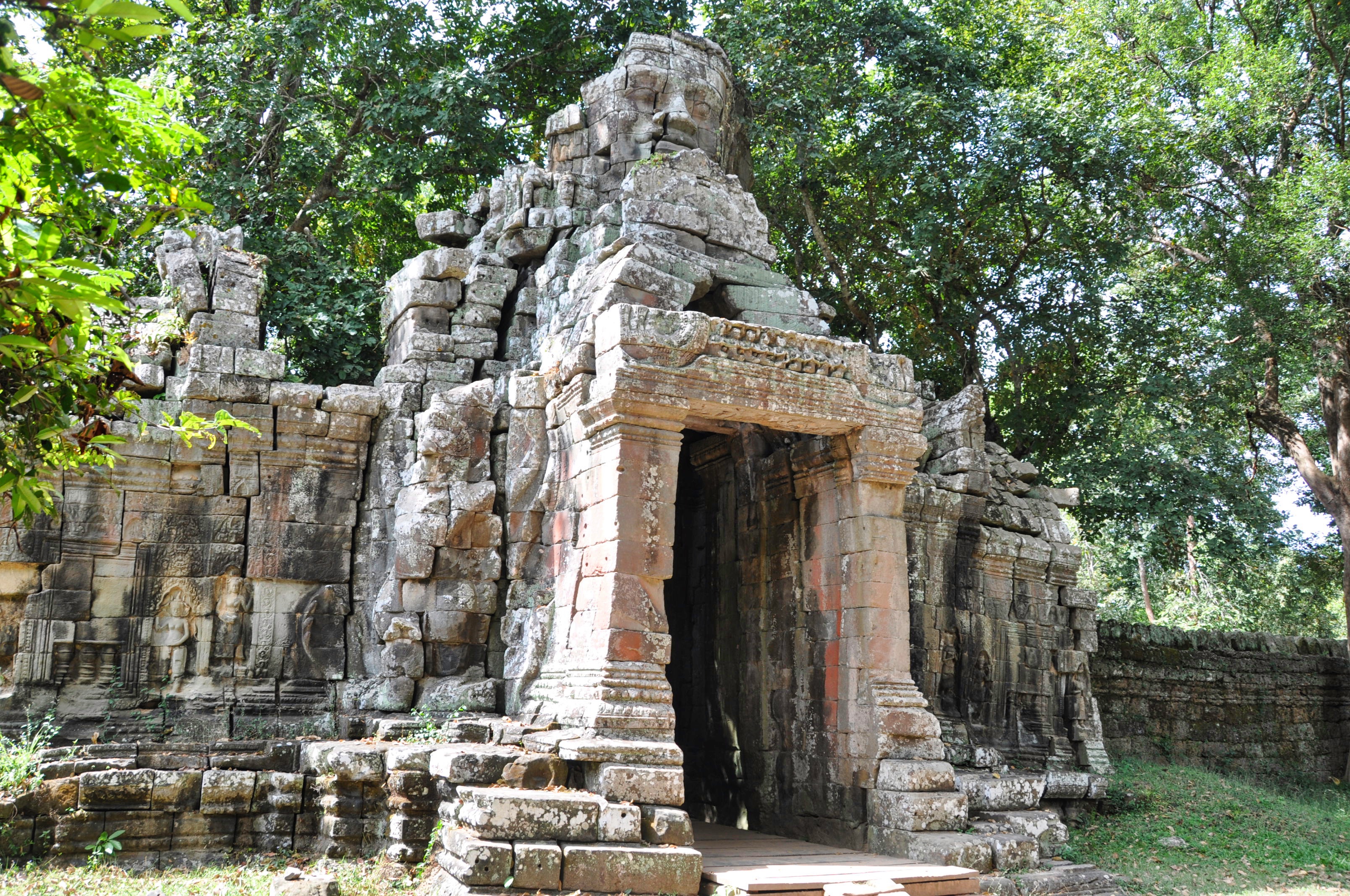 Two Travel The World - The Small Circuit Angkor - Banteay Kdei