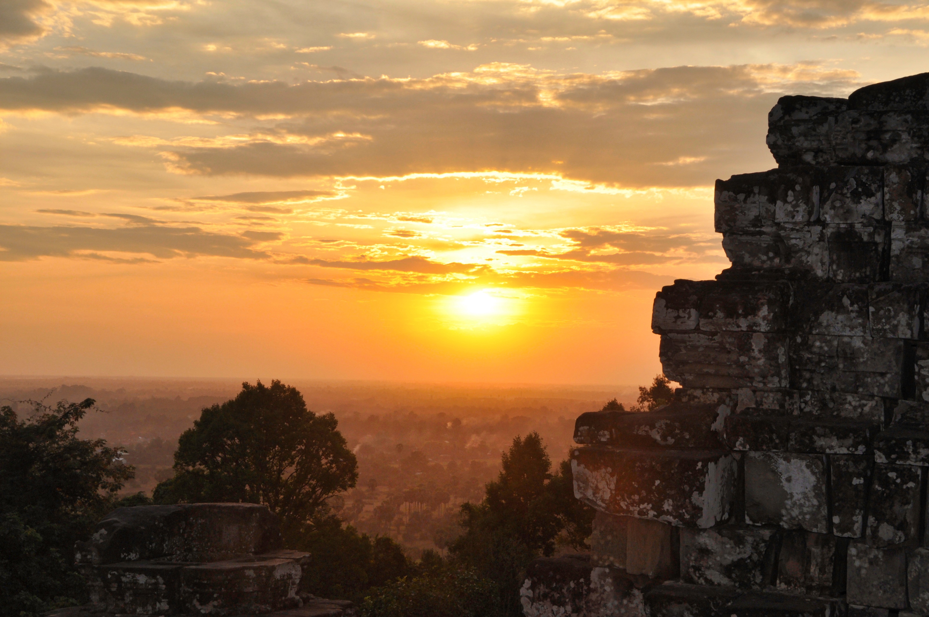 Two Travel The World - The Small Circuit Angkor - Phnom Bakheng - Sunset