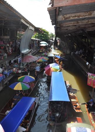 Two Travel The World - Damnoen Saduak Floating Market