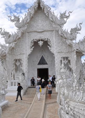 Two Travel The World - Wat Rong Khun